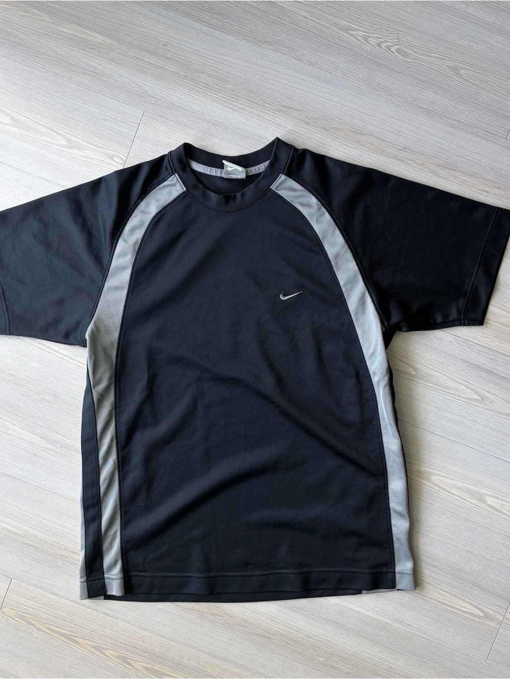 Y2K BLACK AND GRAY NIKE ACTIVEWEAR SHIRT